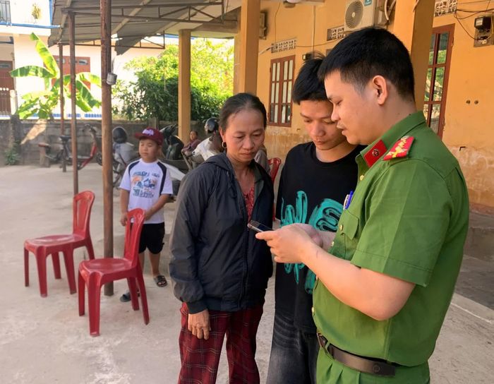 Công an xã Lệ Ninh hướng dẫn người dân cài đặt và sử dụng tài khoản định danh điện tử - Ảnh: L.Chi