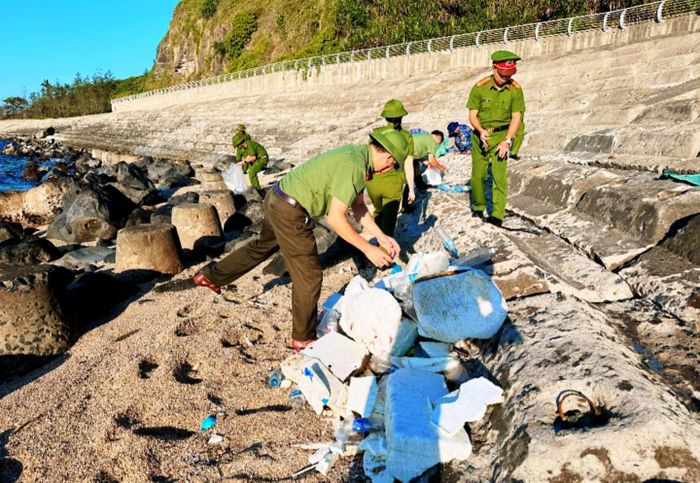 Lực lượng vũ trang tham gia vệ sinh môi trường bờ biển ở đặc khu Cồn Cỏ - Ảnh: Đ.V
