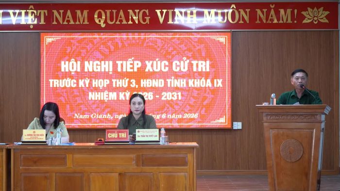 Cử tri xã Nam Gianh bày tỏ ý kiến tại buổi tiếp xúc - Ảnh: T.T