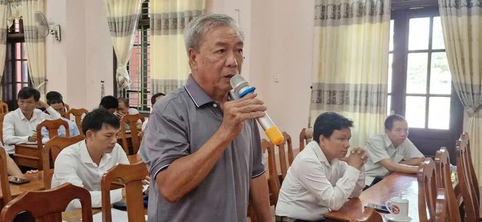 Cử tri kiến nghị tại buổi tiếp xúc - Ảnh: Q.N