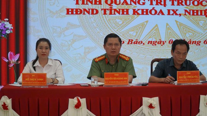 Tổ đại biểu HĐND tỉnh lắng nghe ý kiến của cử tri - Ảnh: Hoàng Hùng