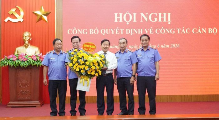 Đại diện lãnh đạo Viện Kiểm sát nhân dân tỉnh Quảng Trị tặng hoa chúc mừng đồng chí Hồ Thanh Hải - Ảnh: Q.V