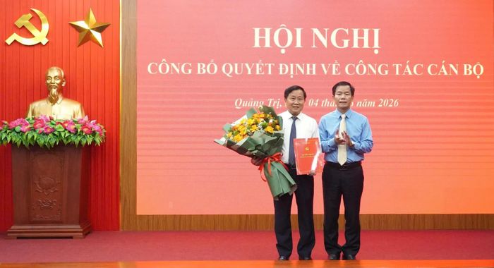 Đồng chí Nguyễn Văn Phương, Bí thư Tỉnh ủy trao quyết định và tặng hoa chúc mừng đồng chí Hồ Thanh Hải, Viện trưởng Viện Kiểm sát nhân dân tỉnh Quảng Trị - Ảnh: Q.V