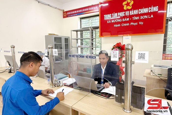 Trung tâm Phục vụ hành chính công xã Mường Bám tiếp nhận, giải quyết thủ tục hành chính cho nhân dân.