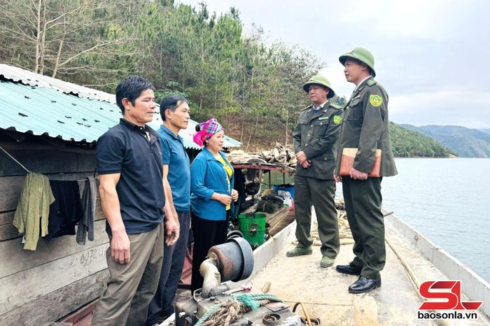 Cán bộ Hạt Kiểm lâm Khu vực I tuyên truyền nhân dân giữ rừng khu vực lòng hồ thủy điện tại địa phận xã Quỳnh Nhai.