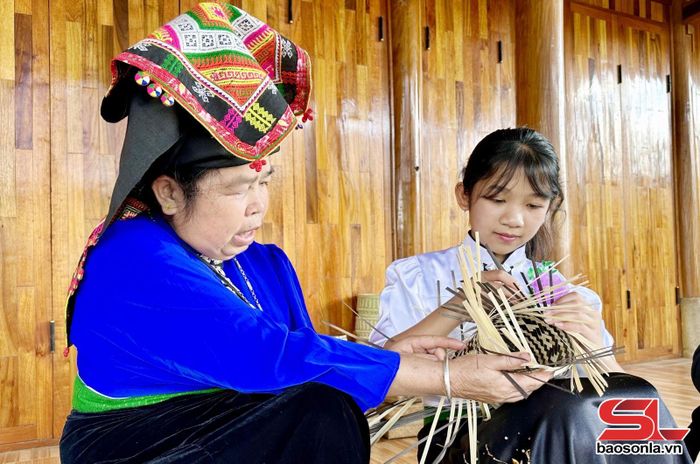 Nghệ nhân bản Lùa, xã Mường É truyền nghề mây tre đan cho thế hệ trẻ.