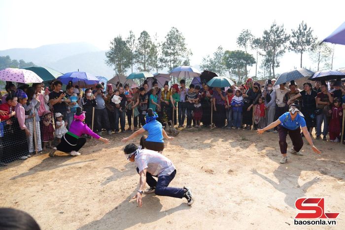 Nhân dân xã Mường É tham gia trò chơi bịt mắt bắt vịt.