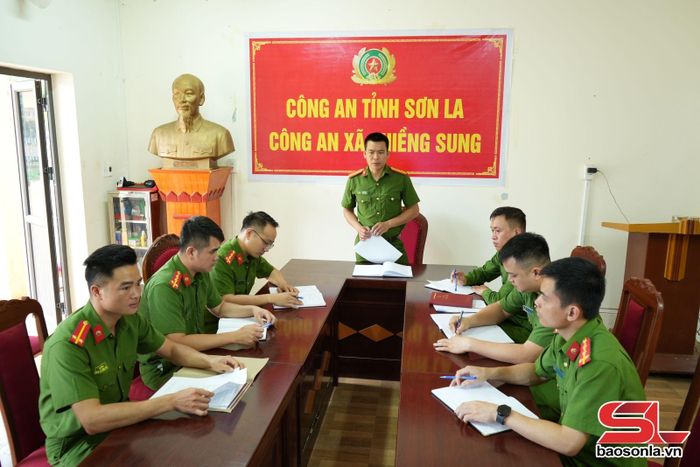 Công an xã Chiềng Sung họp triển khai nhiệm vụ.