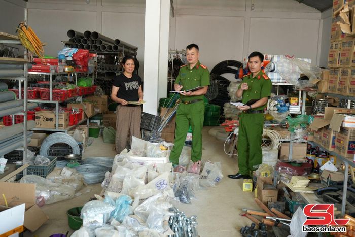 Công an xã Chiềng Sung tuyên truyền về công tác phòng, chống cháy nổ cho các cơ sở kinh doanh.