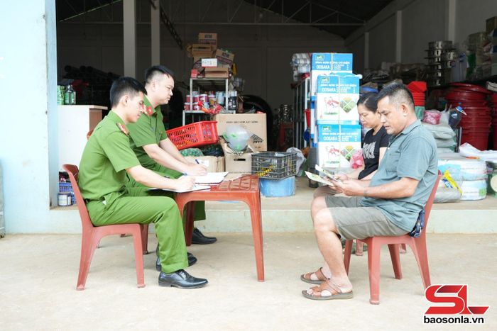 Cán bộ Công an xã Chiềng Sung tuyên truyền, phổ biến pháp luật cho nhân dân.
