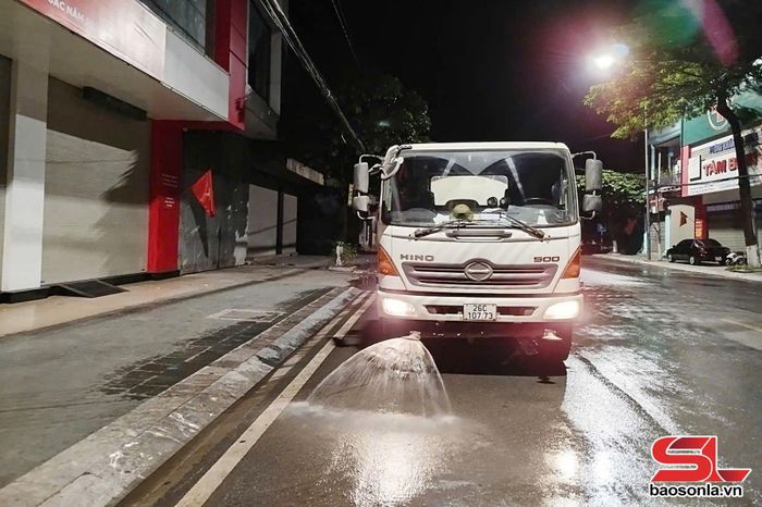 Công ty cổ phần Môi trường và Dịch vụ đô thị Sơn La rửa đường tự động bằng xe ô tô.