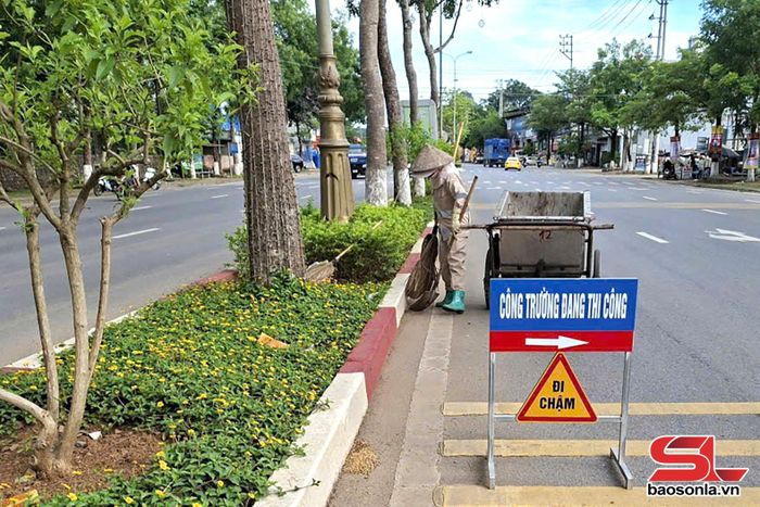 Công nhân Công ty cổ phần Môi trường và Dịch vụ đô thị Sơn La duy tu dải phân cách quốc lộ 6.