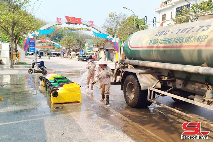 Công nhân Công ty cổ phần Môi trường và Dịch vụ đô thị Sơn La vệ sinh tuyến phố đi bộ tại phường Chiềng Cơi.