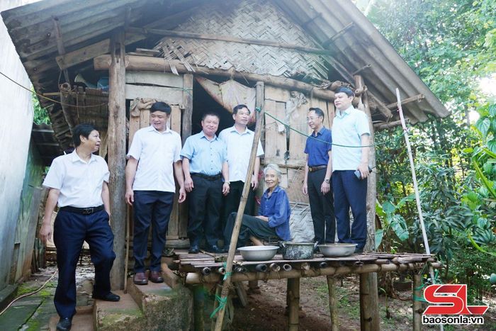 Đồng chí Phó Chủ tịch UBND tỉnh kiểm tra công tác xóa nhà tạm, nhà dột nát tại xã Yên Châu.