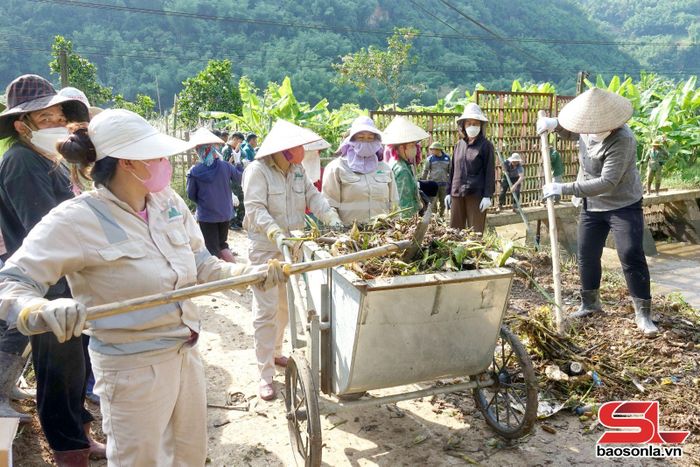 Công nhân Công ty cổ phần Môi trường và Dịch vụ đô thị, nhân dân phường Chiềng An ra quân dọn dẹp vệ sinh môi trường.