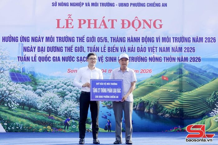 Quỹ Bảo vệ môi trường rừng tặng thùng phân loại rác cho phường Chiềng An.