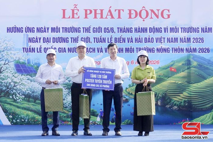 Lãnh đạo Sở Nông nghiệp và Môi trường tặng 120 tấm poster tuyên truyền cho đại diện các xã, phường.