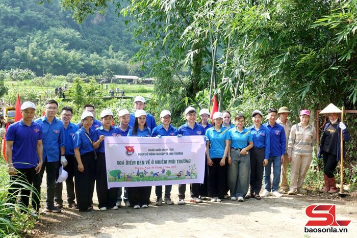 Đoàn viên, thanh niên Sở Nông nghiệp và Môi trường tham gia ra quân vệ sinh môi trường sau lễ phát động.