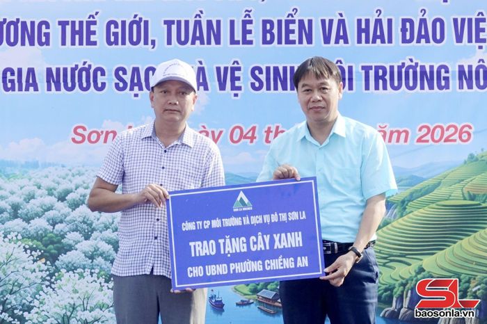 Đại diện Công ty cổ phần môi trường và dịch vụ đô thị tặng cây xanh cho UBND phường Chiềng An.