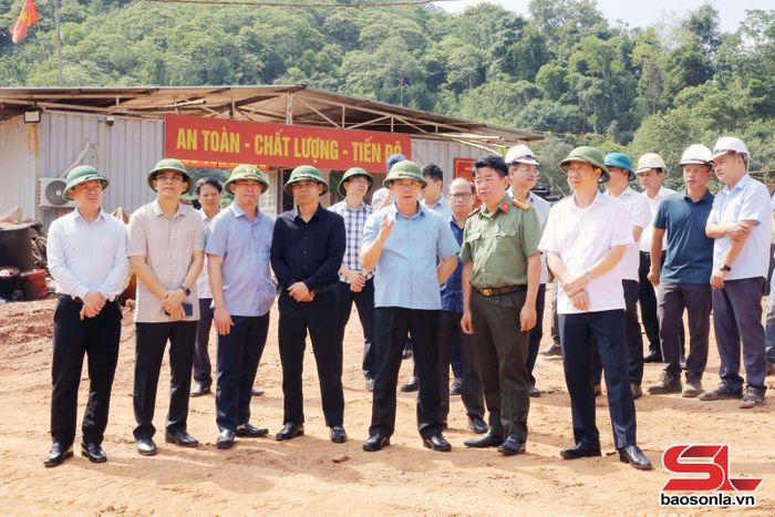 Đồng chí Bí thư Tỉnh ủy và Đoàn công tác kiểm tra tiến độ Dự án đầu tư xây dựng Trường nội trú liên cấp Tiểu học - THCS Lóng Sập.