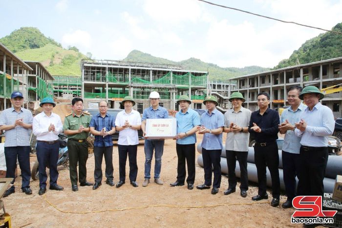 Đồng chí Bí thư Tỉnh ủy và Đoàn công tác tặng quà đơn vị thi công Trường nội trú liên cấp Tiểu học - THCS Lóng Sập.