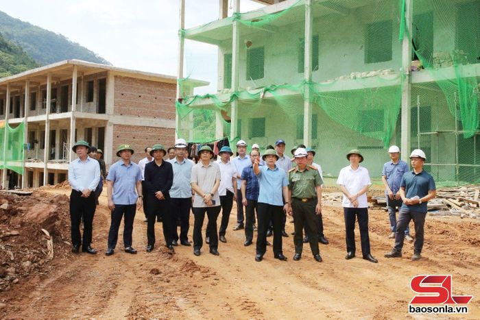 Đồng chí Bí thư Tỉnh ủy và Đoàn công tác kiểm tra tiến độ Dự án đầu tư xây dựng Trường nội trú liên cấp Tiểu học - THCS Lóng Sập.
