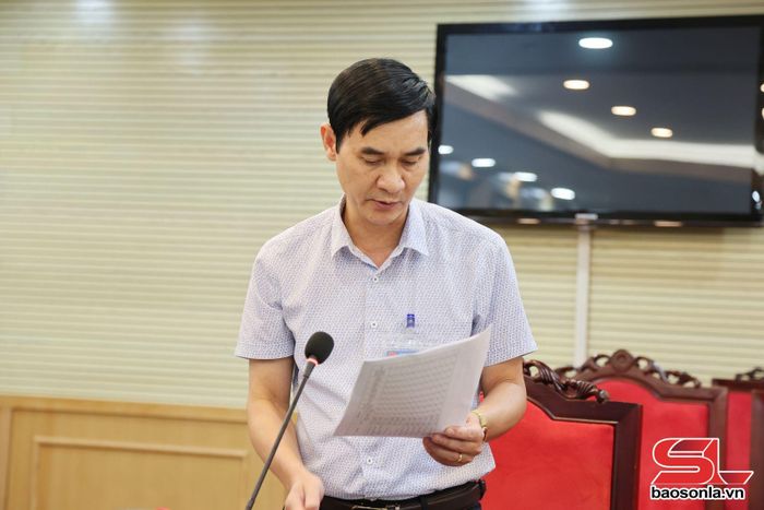 Lãnh đạo Sở Dân tộc và Tôn giáo báo cáo tiến độ triển khai các dự án.