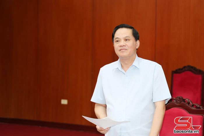 Đồng chí Phó Chủ tịch Thường trực Ủy ban MTTQ Việt Nam tỉnh báo cáo công tác chuẩn bị Đại hội đại biểu Liên minh HTX tỉnh.