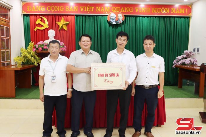 Đồng chí Phó Bí thư Thường trực Tỉnh ủy, Chủ tịch HĐND tỉnh, tặng quà cho Trường THPT Chu Văn Thịnh, xã Chiềng Mai.