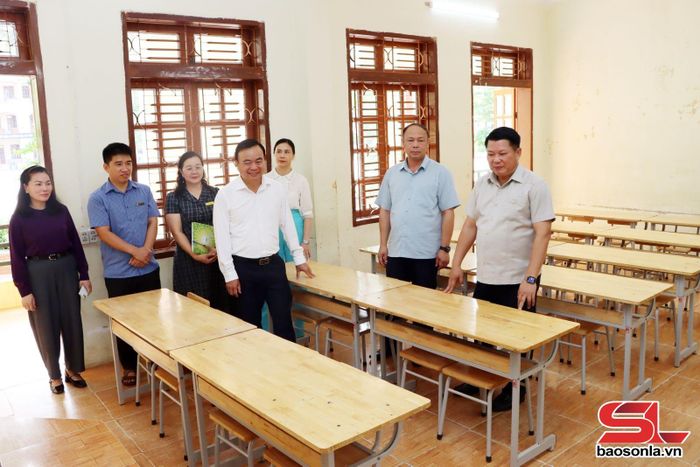 Đồng chí Phó Bí thư Thường trực Tỉnh ủy, Chủ tịch HĐND tỉnh cùng đoàn công tác kiểm tra các phòng thi tại Trường THPT Mai Sơn, xã Mai Sơn.