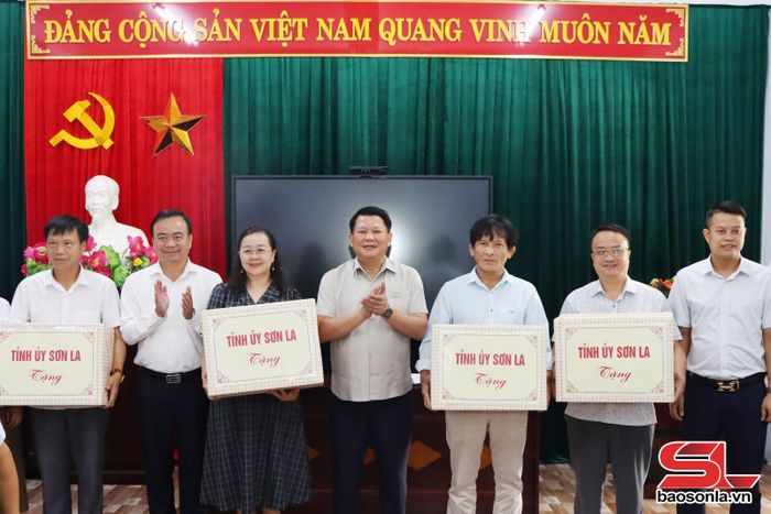 Đồng chí Phó Bí thư Thường trực Tỉnh ủy, Chủ tịch HĐND tỉnh, tặng quà cho các trường có học sinh thi tốt nghiệp THPT năm 2026 trên địa bàn xã Mai Sơn.