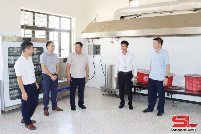 Đồng chí Phó Bí thư Thường trực Tỉnh ủy, Chủ tịch HĐND tỉnh, cùng đoàn công tác kiểm tra nhà nấu ăn bán trú tại Trường THPT Chu Văn Thịnh, xã Chiềng Mai.