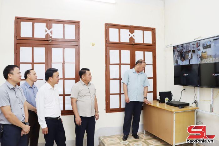 Đồng chí Phó Bí thư Thường trực Tỉnh ủy, Chủ tịch HĐND tỉnh cùng đoàn công tác kiểm tra cơ sở vật chất tại Trường THPT Cò Nòi, xã Mai Sơn.