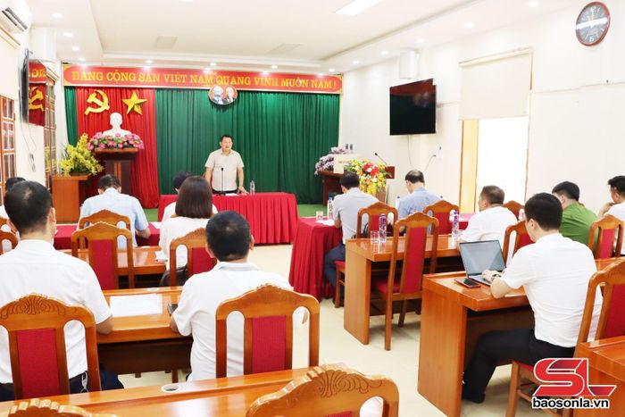 Đồng chí Phó Bí thư Thường trực Tỉnh ủy, Chủ tịch HĐND tỉnh làm việc tại Trường THPT Chu Văn Thịnh, xã Chiềng Mai.