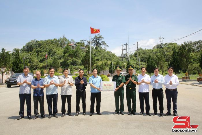 Đồng chí Bí thư Tỉnh ủy và Đoàn công tác tặng quà cán bộ, chiến sĩ Đồn biên phòng Cửa khẩu Quốc tế Lóng Sập.