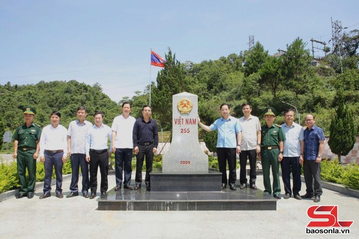 Đoàn công tác chụp ảnh tại cột mốc 255.