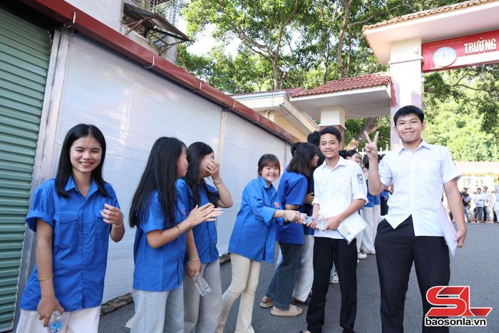 Đoàn viên, thanh niên Trường THPT Thuận Châu tiếp sức mùa thi