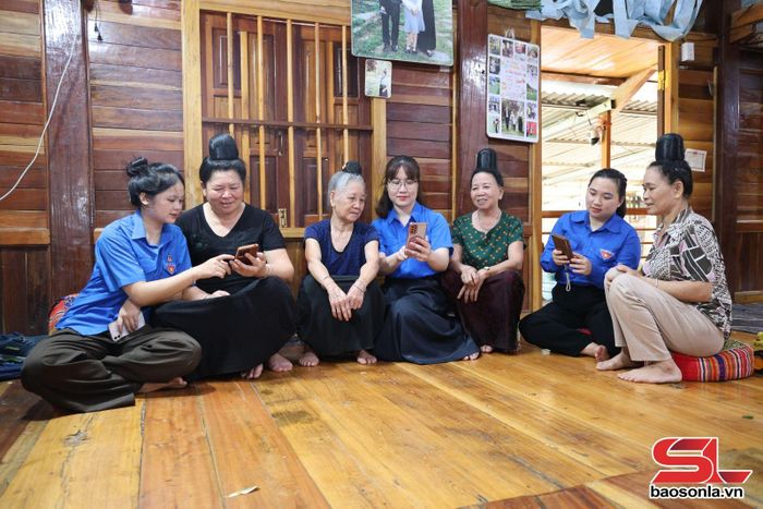 Đoàn viên, thanh niên xã Thuận Châu hỗ trợ người dân cài đặt và sử dụng ứng dụng VNeID