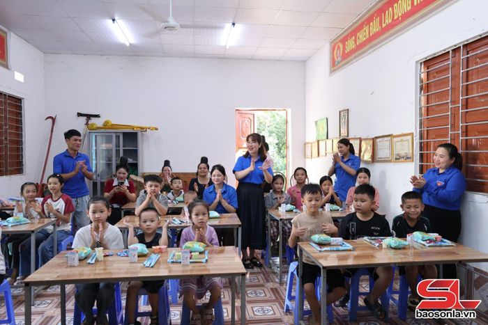Đoàn xã Thuận Châu tổ chức các hoạt động vui chơi trong dịp hè cho thiếu nhi
