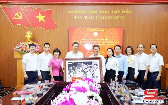 Đồng chí Chủ tịch UBND tỉnh tặng quà cho Trường Đại học Tây Bắc.