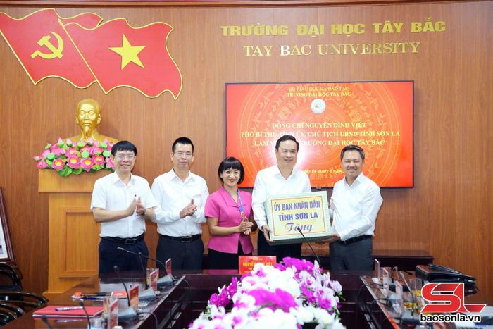 Đồng chí Chủ tịch UBND tỉnh tặng quà cho nhà trường.