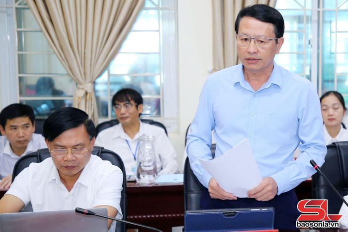 Lãnh đạo Sở Giáo dục và Đào tạo tỉnh Sơn La trao đổi tại cuộc làm việc.