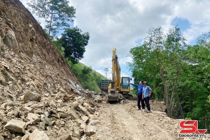 Lãnh đạo xã Tà Hộc kiểm tra, đôn đốc tiến độ thi công công trình.