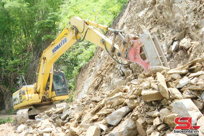 Đơn vị thi công tập trung máy móc, nhân lực mở rộng nền đường.