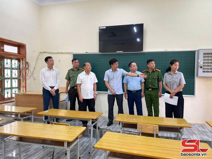 Đoàn kiểm tra cơ sở vật chất tại điểm thi Trường THPT Sông Mã