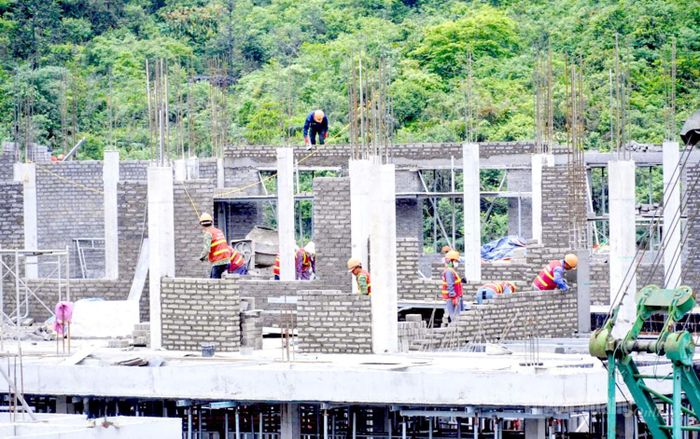 Các tổ công nhân tích cực thi công dưới thời tiết nắng nóng, quyết tâm cao, phấn đấu hoàn thành đúng tiến độ đề ra.
