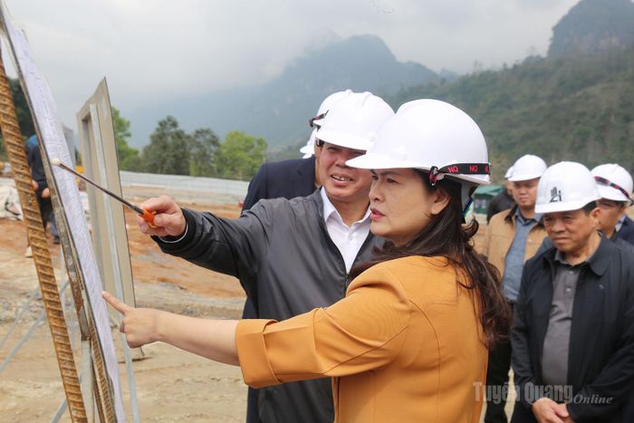 Phó Chủ tịch UBND tỉnh Vương Ngọc Hà kiểm tra thực tế tiến độ thi công dự án.