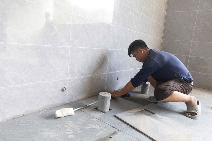 Nhiều phòng vệ sinh của nhà lưu trú cho học sinh đã được lát gạch.