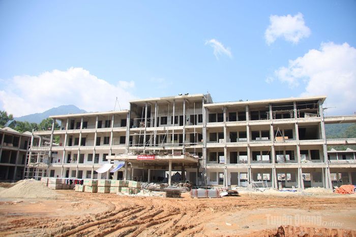 Hạng mục Nhà hiệu bộ của công trình đang trong giai đoạn hoàn thiện.