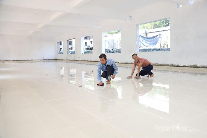 Nhiều phòng học và phòng làm việc của các hạng mục nhà đã được lát gạch sáng bóng.